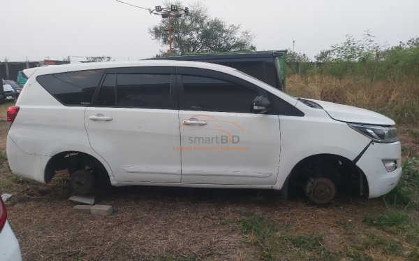 TOYOTA INNOVA 2.4 V