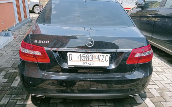MERCEDESBENZ E300