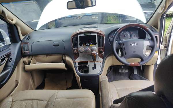 HYUNDAI H-1 2.5 AT