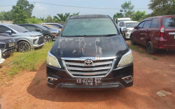 TOYOTA  INNOVA  E