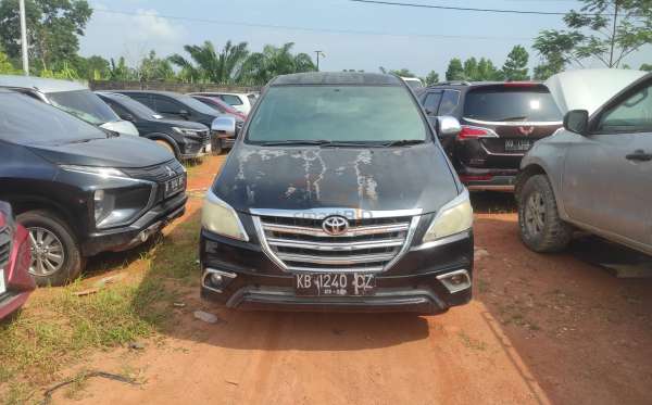 TOYOTA  INNOVA  E