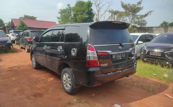 TOYOTA  INNOVA  E