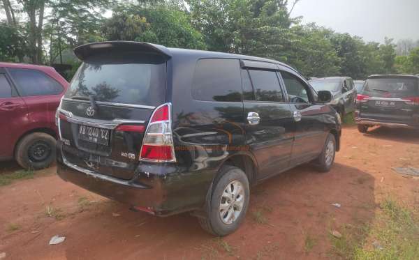 TOYOTA  INNOVA  E