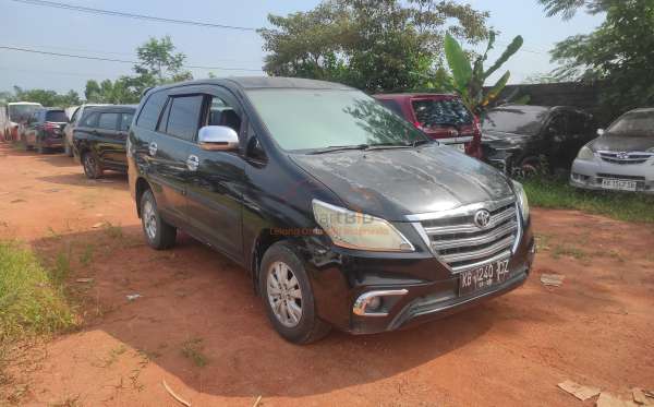 TOYOTA  INNOVA  E