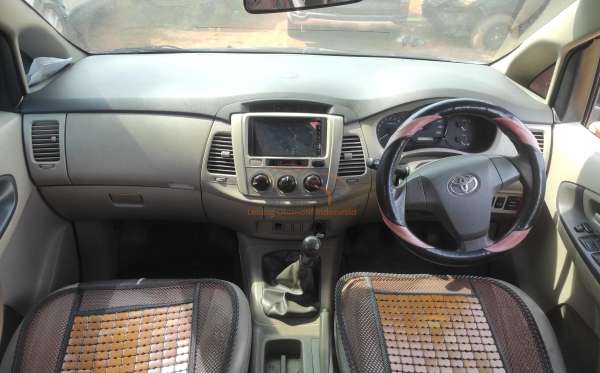 TOYOTA  INNOVA  E