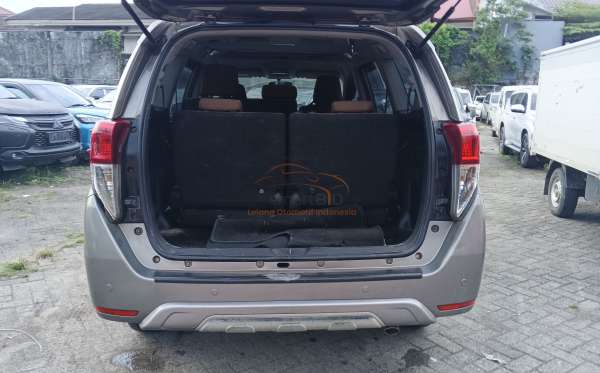TOYOTA INNOVA V