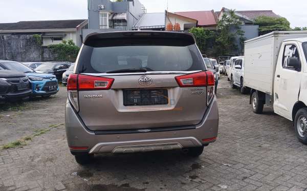 TOYOTA INNOVA V