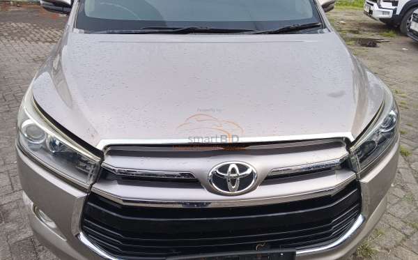 TOYOTA INNOVA V