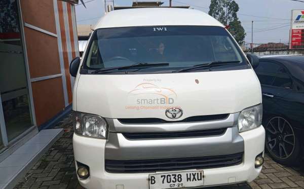 TOYOTA HI ACE COMMUTER