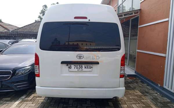 TOYOTA HI ACE COMMUTER