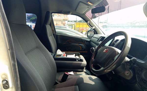 TOYOTA HI ACE COMMUTER