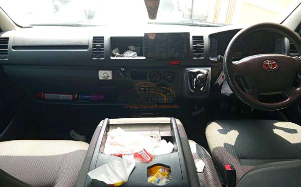 TOYOTA HI ACE COMMUTER