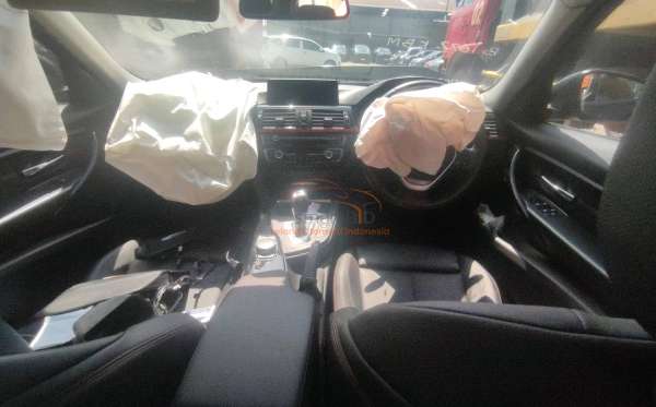 BMW  320I N20 CKD AT
