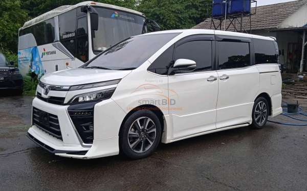 TOYOTA VOXY 2.0 AT