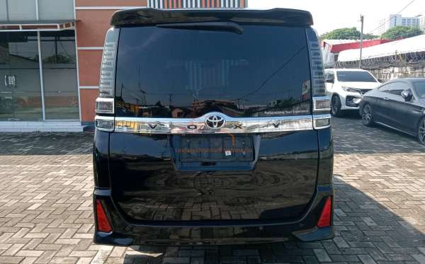 TOYOTA VOXY 2.0 AT