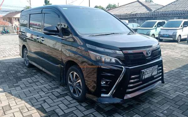 TOYOTA VOXY 2.0 AT