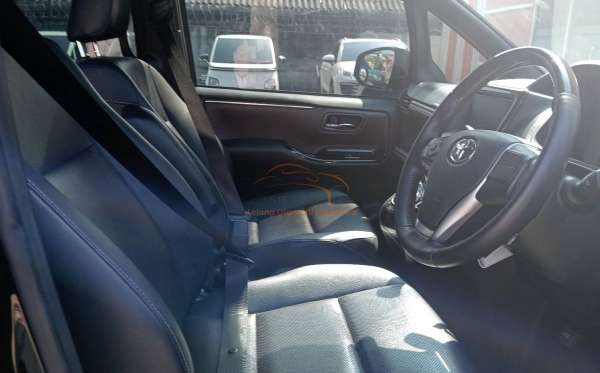 TOYOTA VOXY 2.0 AT