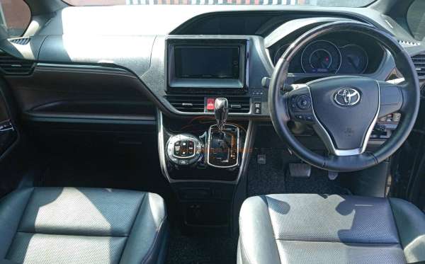 TOYOTA VOXY 2.0 AT