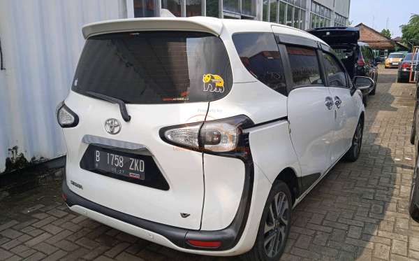 TOYOTA SIENTA 1.5V