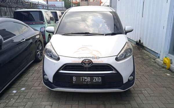 TOYOTA SIENTA 1.5V