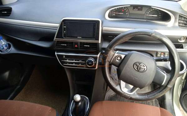 TOYOTA SIENTA 1.5V