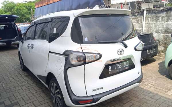 TOYOTA SIENTA 1.5V