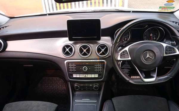 MERCEDES BENZ CLA 200