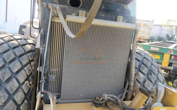 CATERPILLAR VIBROW ROLLER