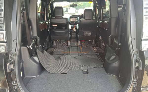 TOYOTA VOXY 2.0 AT