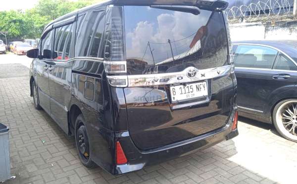 TOYOTA VOXY 2.0 AT