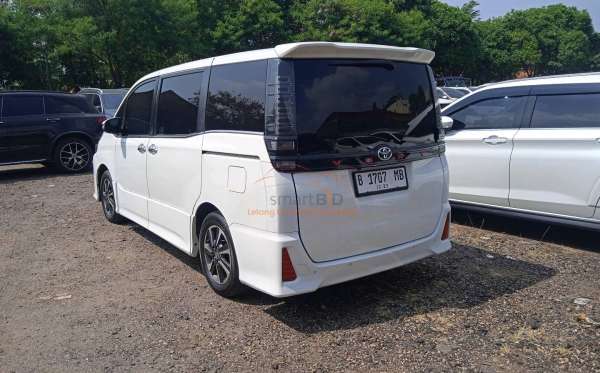 TOYOTA VOXY 2.0 AT