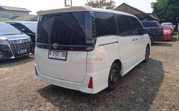 TOYOTA VOXY 2.0 AT
