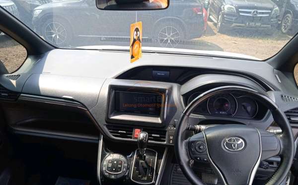 TOYOTA VOXY 2.0 AT