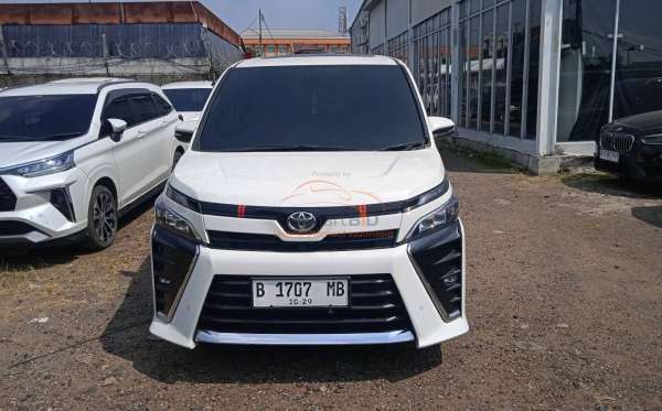 TOYOTA VOXY 2.0 AT