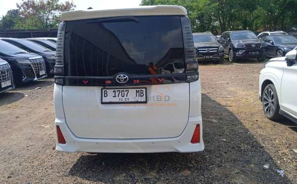 TOYOTA VOXY 2.0 AT