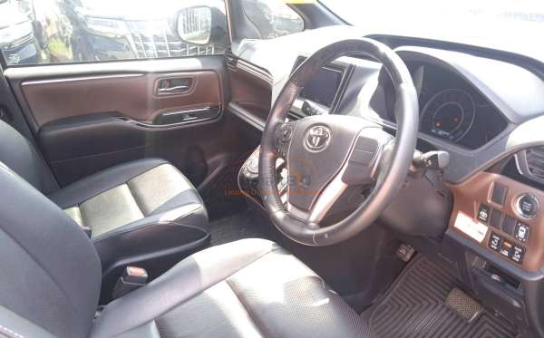 TOYOTA VOXY 2.0 AT