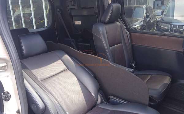TOYOTA VOXY 2.0 AT
