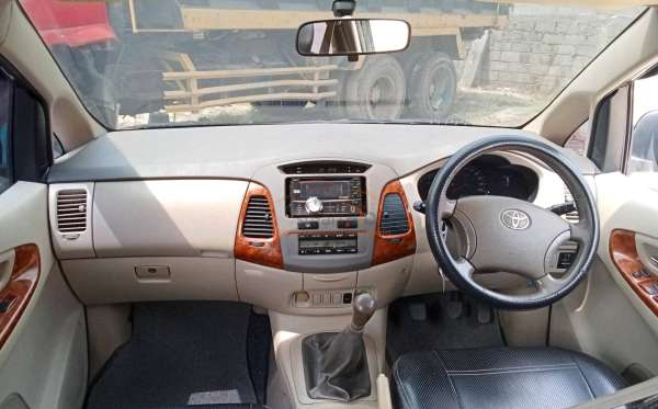 TOYOTA INNOVA V