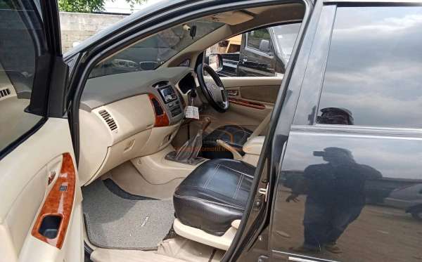 TOYOTA INNOVA V