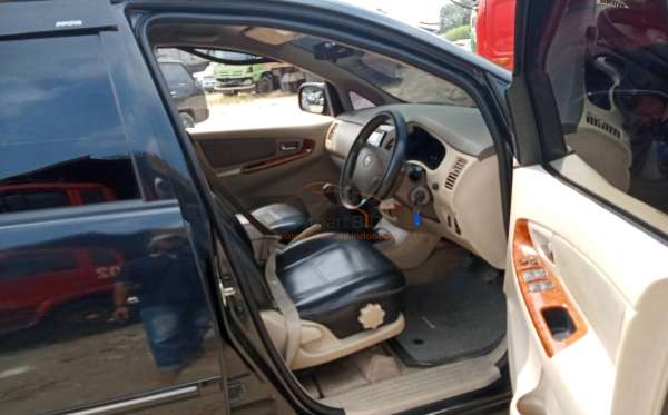 TOYOTA INNOVA V