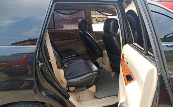 TOYOTA INNOVA V