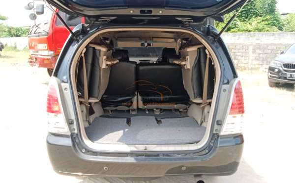 TOYOTA INNOVA V