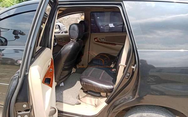 TOYOTA INNOVA V