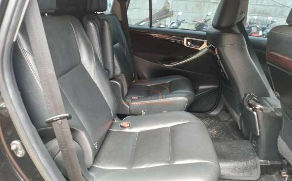 TOYOTA  INNOVA  VENTURER