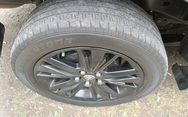 TOYOTA  INNOVA  VENTURER