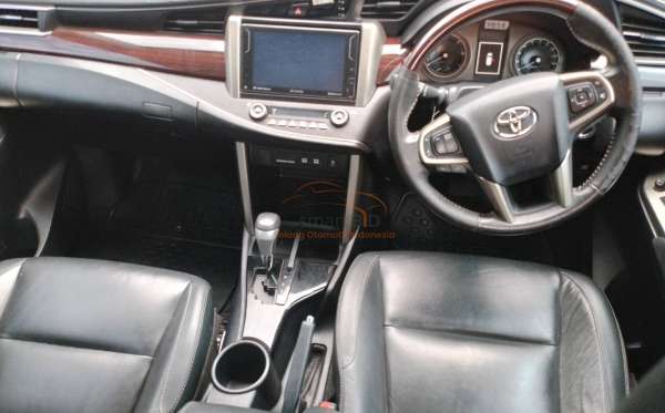 TOYOTA  INNOVA  VENTURER