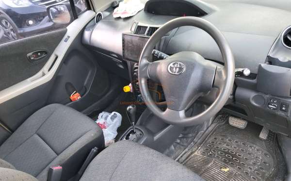 TOYOTA YARIS E