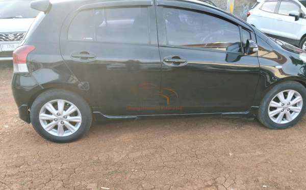 TOYOTA YARIS E