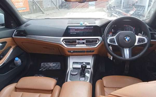 BMW 330i CKD