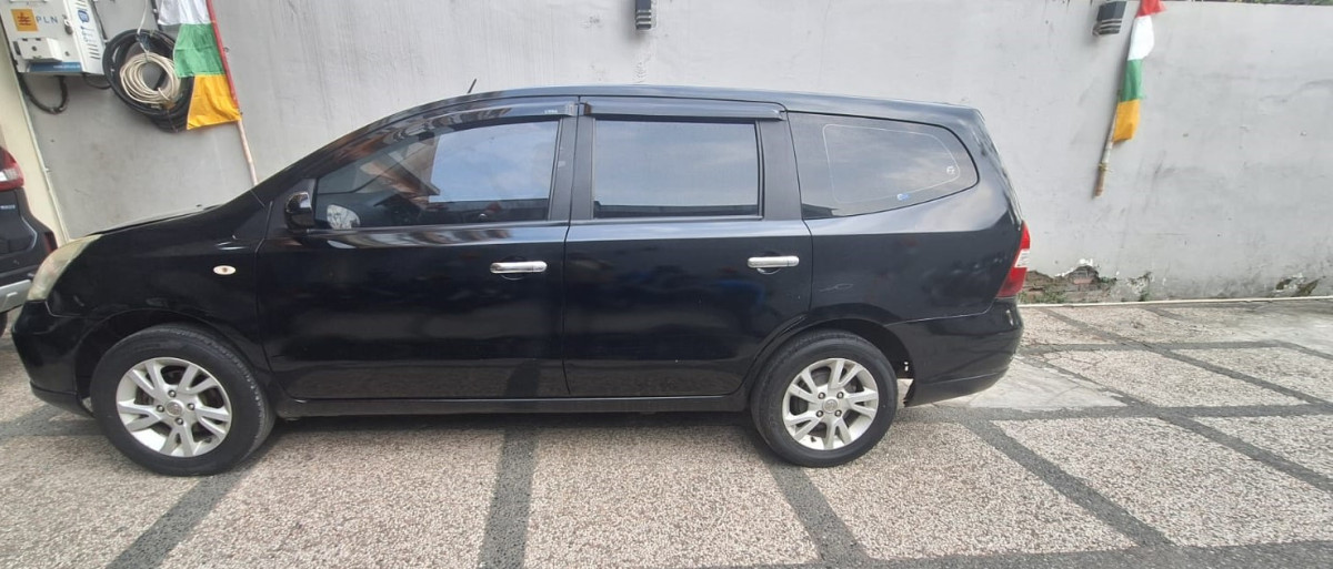 NISSAN  GRAND LIVINA  1.5 SV